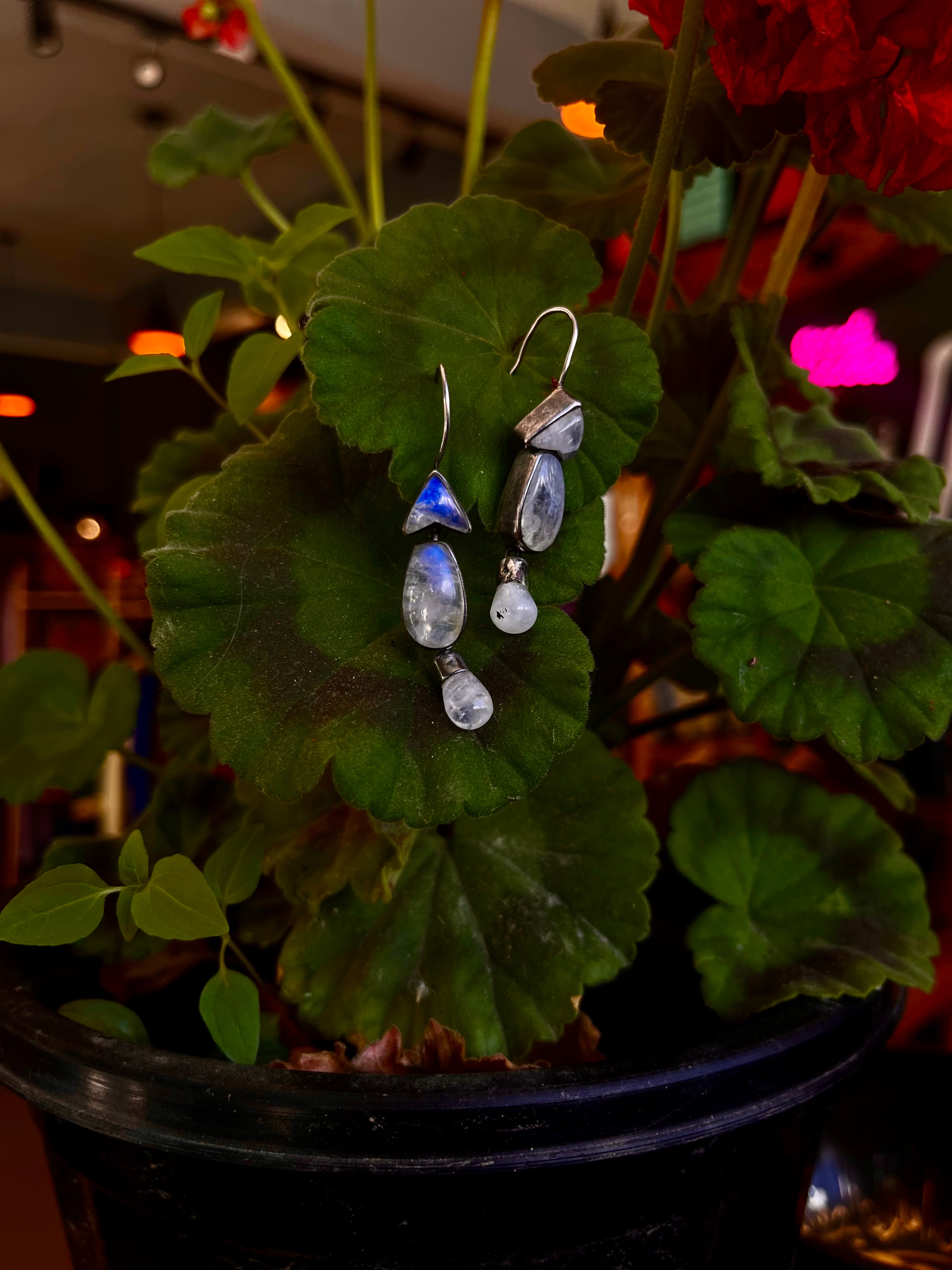 🌟🌙✨Rainbow Moonstone Silver Earrings: A Harmonious Blend of Beauty and Healing Energy